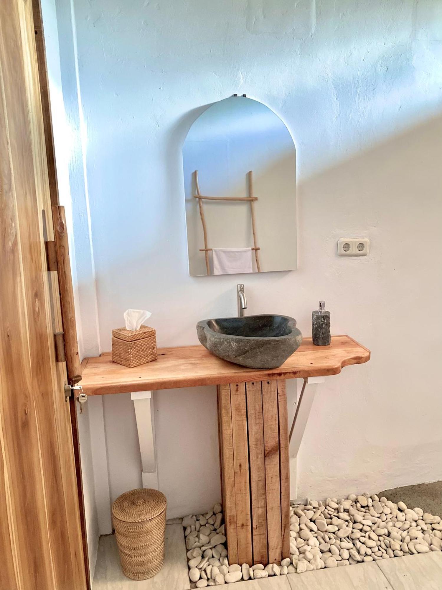 Ripbowl Guest House Selong Belanak Eksteriør bilde